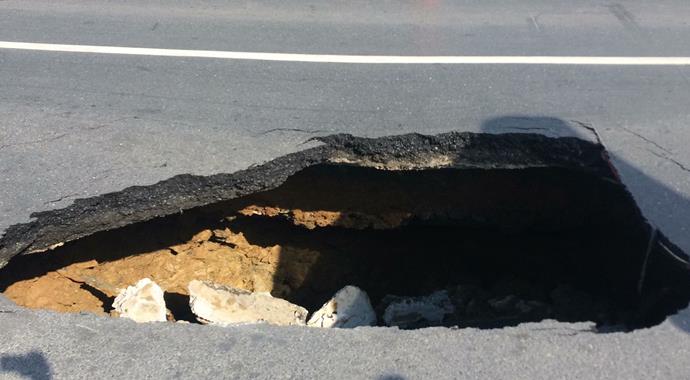 Sondakika! Dolmabahçe'de yol çöktü